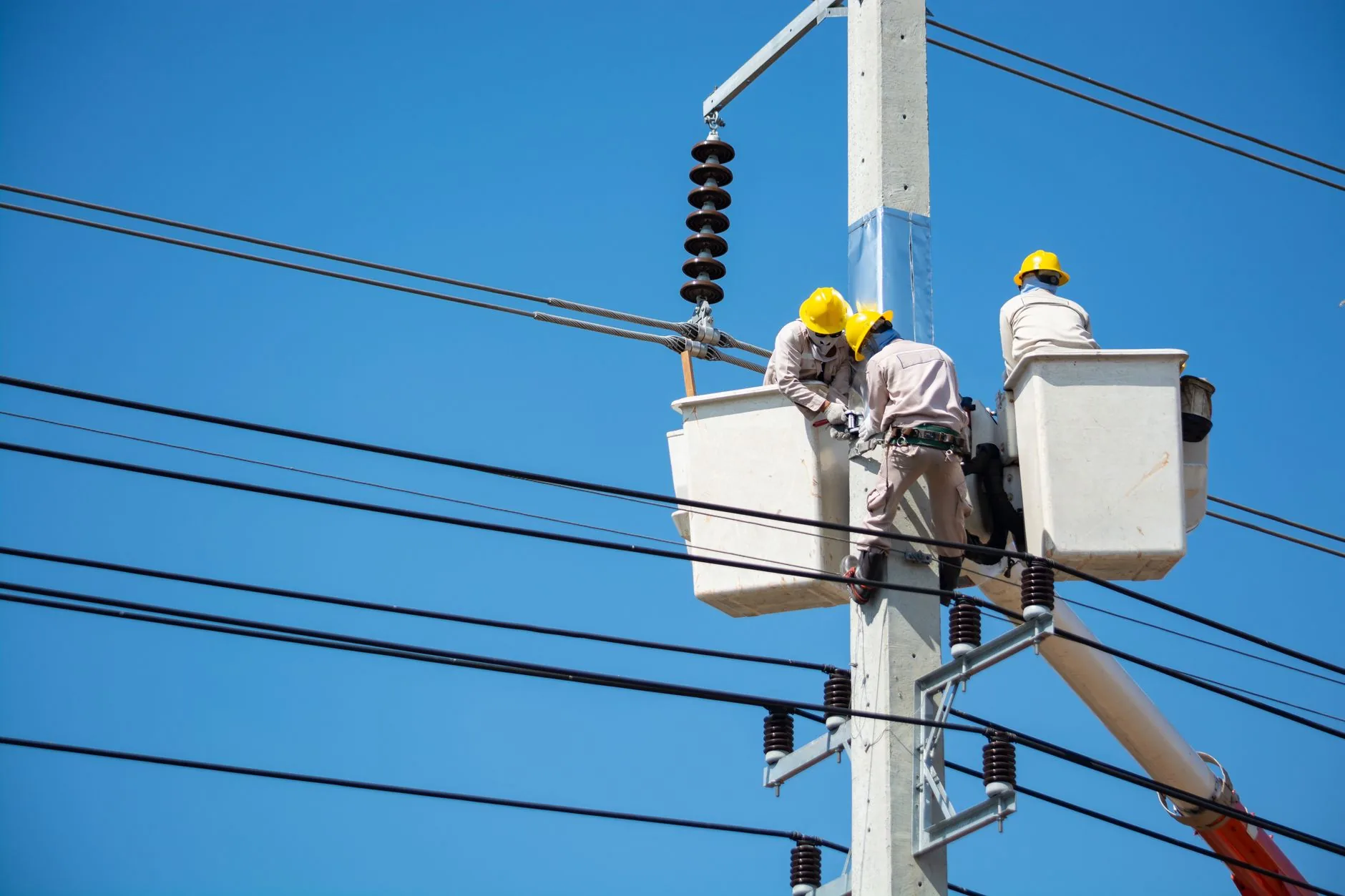 Eletricista Francisco trabalhando em instalação elétrica em Juiz de Fora